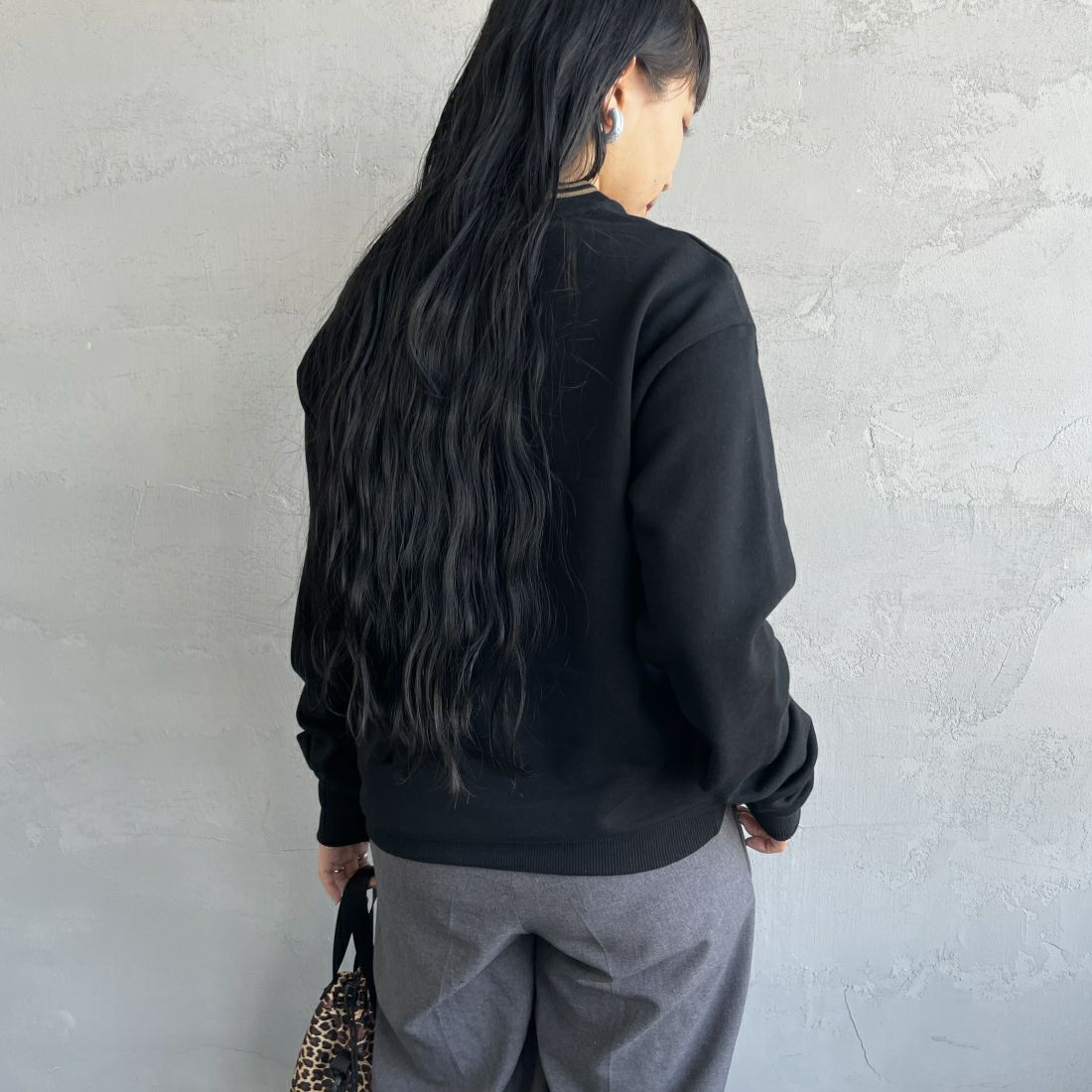 FRED PERRY [フレッドペリー] 別注 ツインティップライン ワンポイントロゴ刺繍クルーネックスウェット [FPM-24A-004-JF] BLACK &&モデル身長：156cm 着用サイズ：S&&