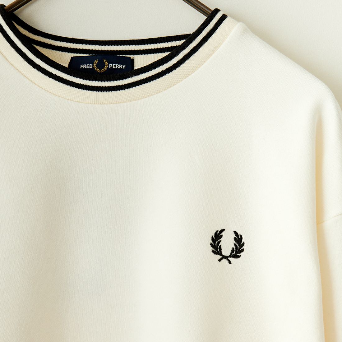 FRED PERRY [フレッドペリー] 別注 ツインティップライン ワンポイントロゴ刺繍クルーネックスウェット [FPM-24A-004-JF] ECRU