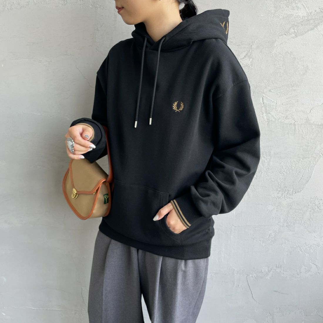 【予約商品】FRED PERRY [フレッドペリー] 別注 フードロゴ刺繍スウェットパーカー [FPM-24A-005-JF]