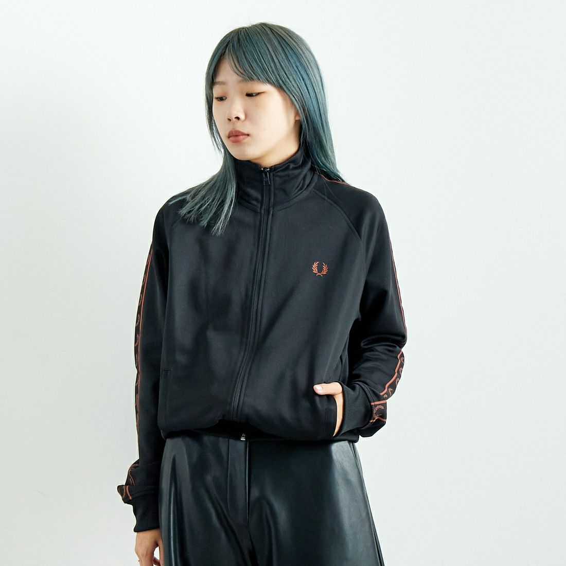 FRED PERRY [フレッドペリー] コントラストテープ トラックジャケット [J5557] S76 BLACK/ &&モデル身長：167cm 着用サイズ：S&&