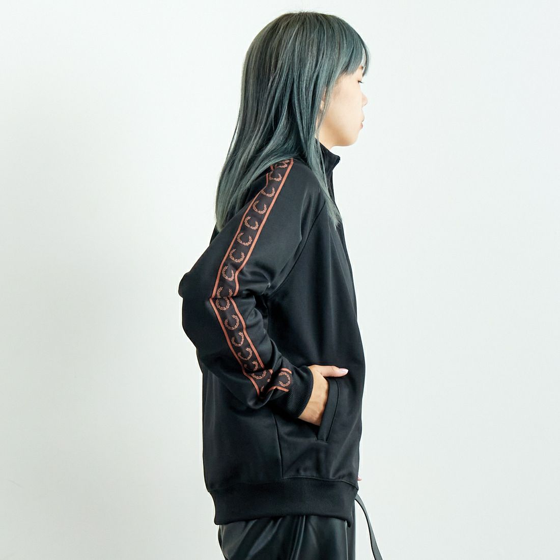 FRED PERRY [フレッドペリー] コントラストテープ トラックジャケット [J5557] S76 BLACK/ &&モデル身長：167cm 着用サイズ：S&&