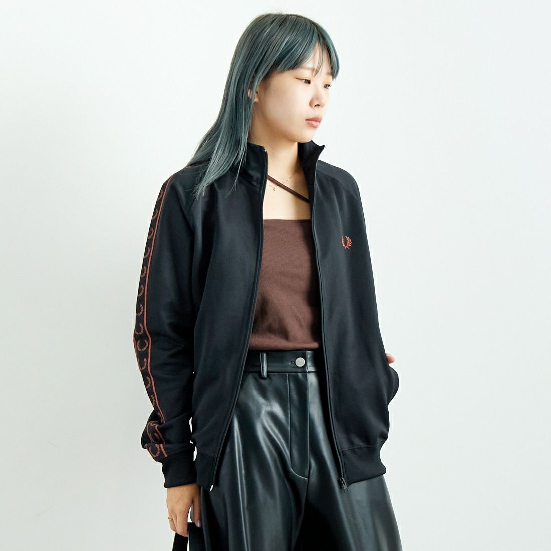 FRED PERRY [フレッドペリー] コントラストテープ トラックジャケット [J5557] S76 BLACK/ &&モデル身長：167cm 着用サイズ：S&&