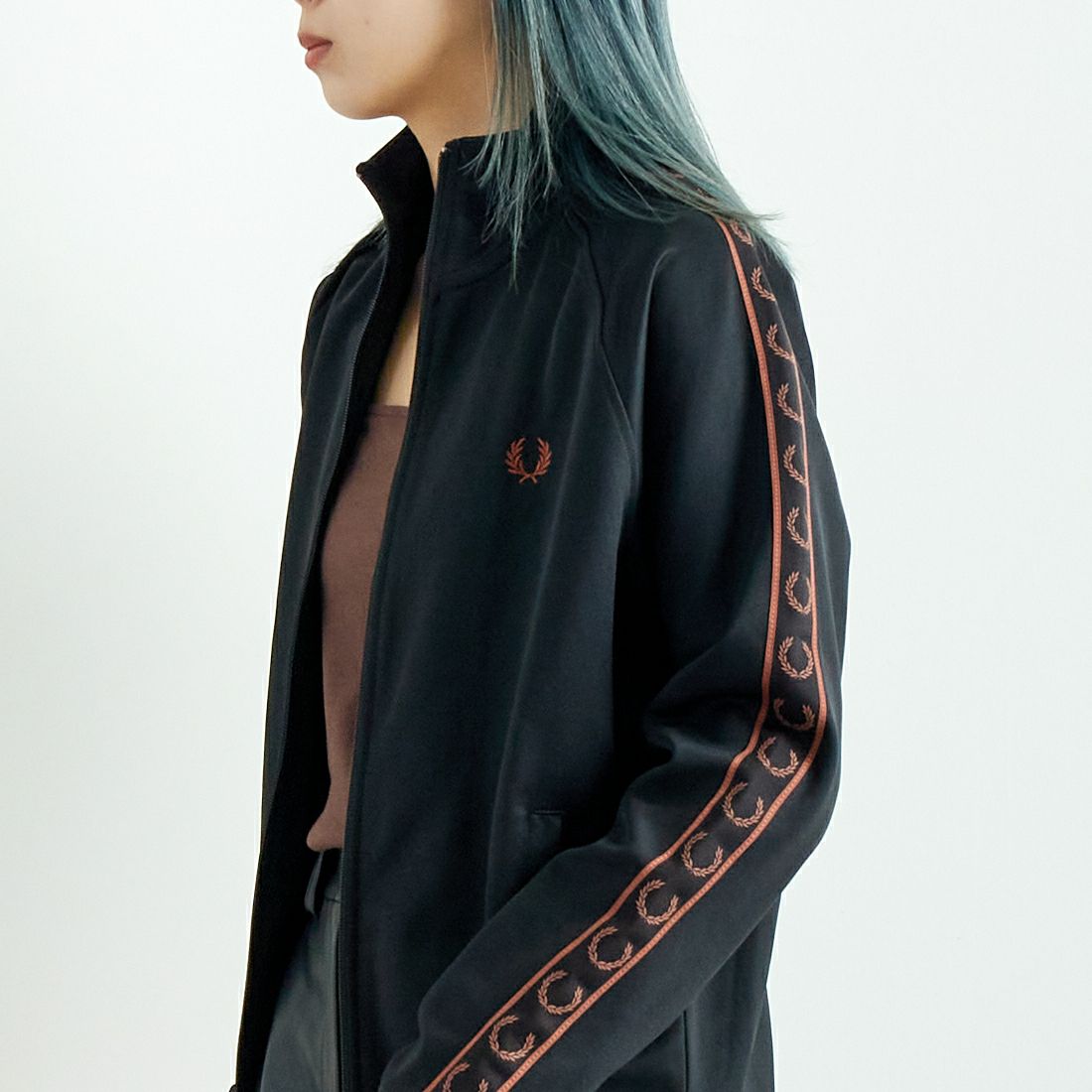 FRED PERRY [フレッドペリー] コントラストテープ トラックジャケット [J5557] S76 BLACK/ &&モデル身長：167cm 着用サイズ：S&&
