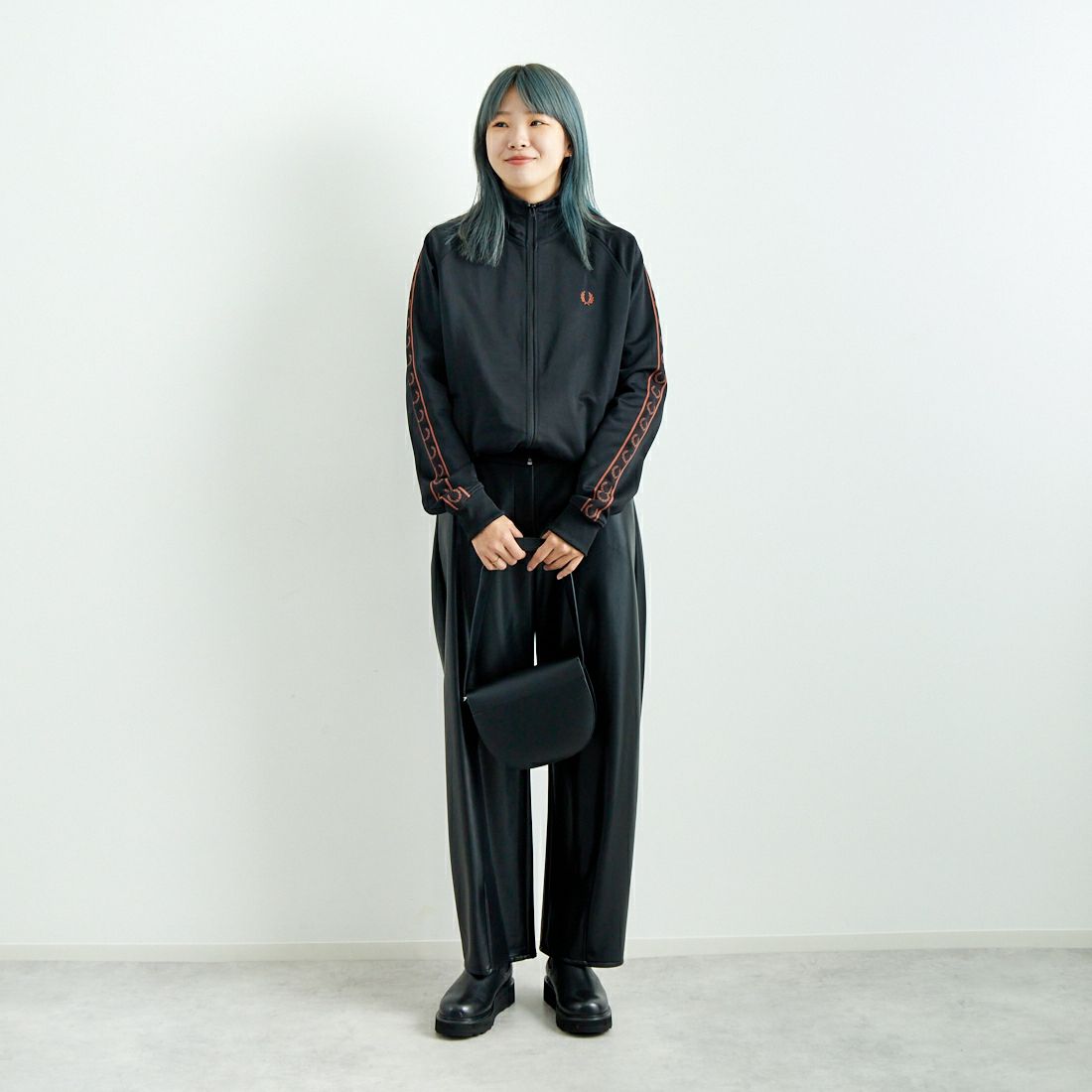 FRED PERRY [フレッドペリー] コントラストテープ トラックジャケット [J5557] S76 BLACK/ &&モデル身長：167cm 着用サイズ：S&&