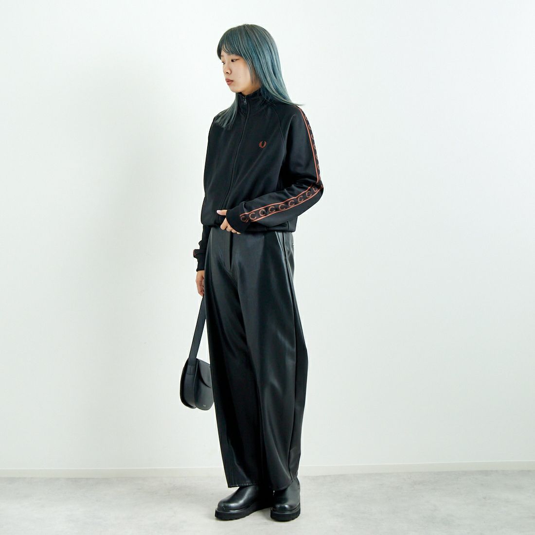 FRED PERRY [フレッドペリー] コントラストテープ トラックジャケット [J5557] S76 BLACK/ &&モデル身長：167cm 着用サイズ：S&&