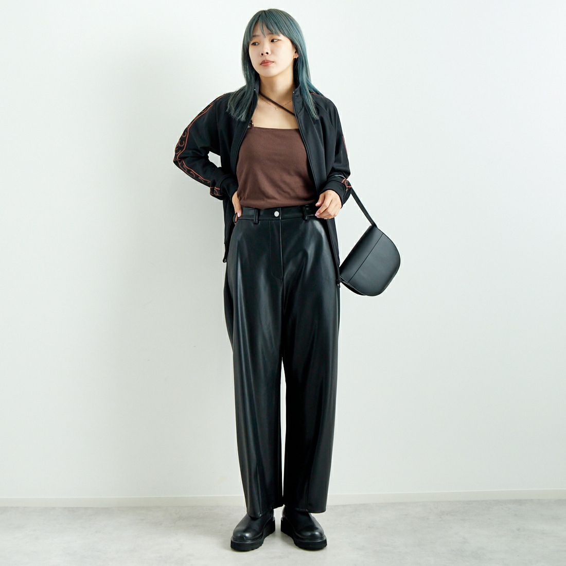 FRED PERRY [フレッドペリー] コントラストテープ トラックジャケット [J5557] S76 BLACK/ &&モデル身長：167cm 着用サイズ：S&&