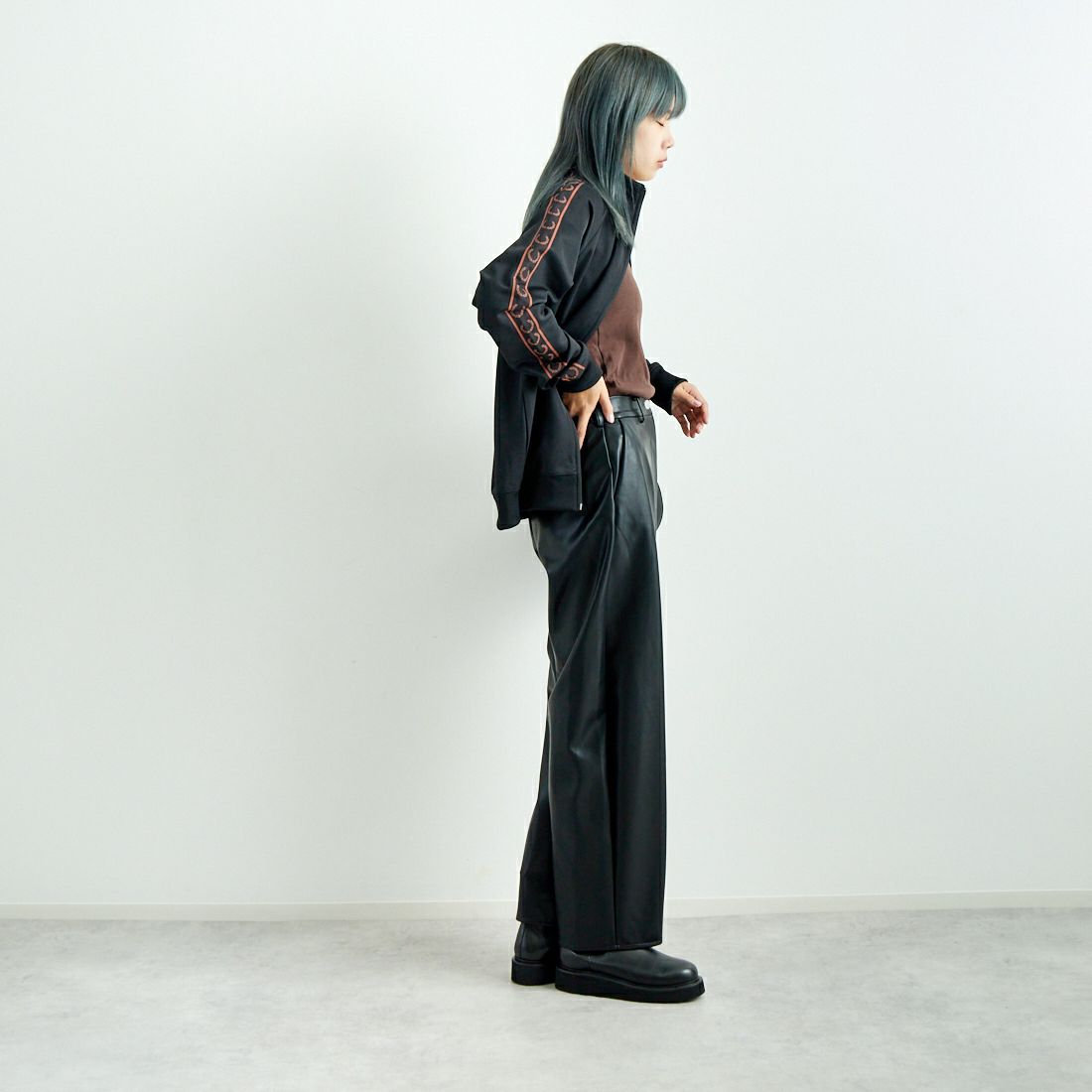 FRED PERRY [フレッドペリー] コントラストテープ トラックジャケット [J5557] S76 BLACK/ &&モデル身長：167cm 着用サイズ：S&&