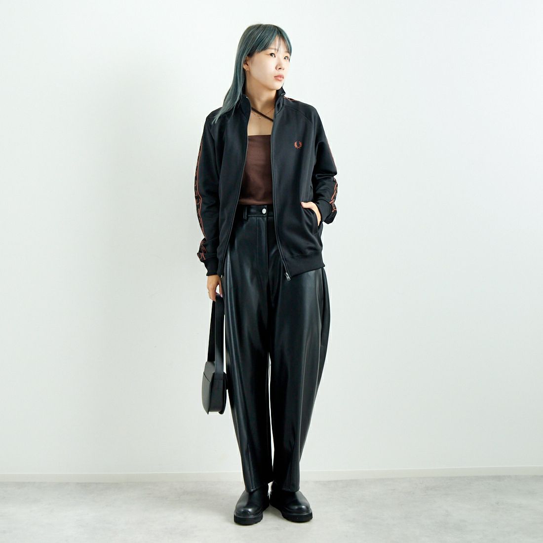 FRED PERRY [フレッドペリー] コントラストテープ トラックジャケット [J5557] S76 BLACK/ &&モデル身長：167cm 着用サイズ：S&&