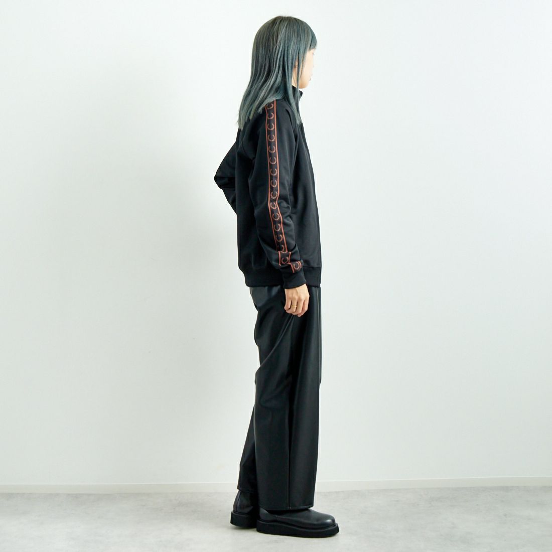 FRED PERRY [フレッドペリー] コントラストテープ トラックジャケット [J5557] S76 BLACK/ &&モデル身長：167cm 着用サイズ：S&&