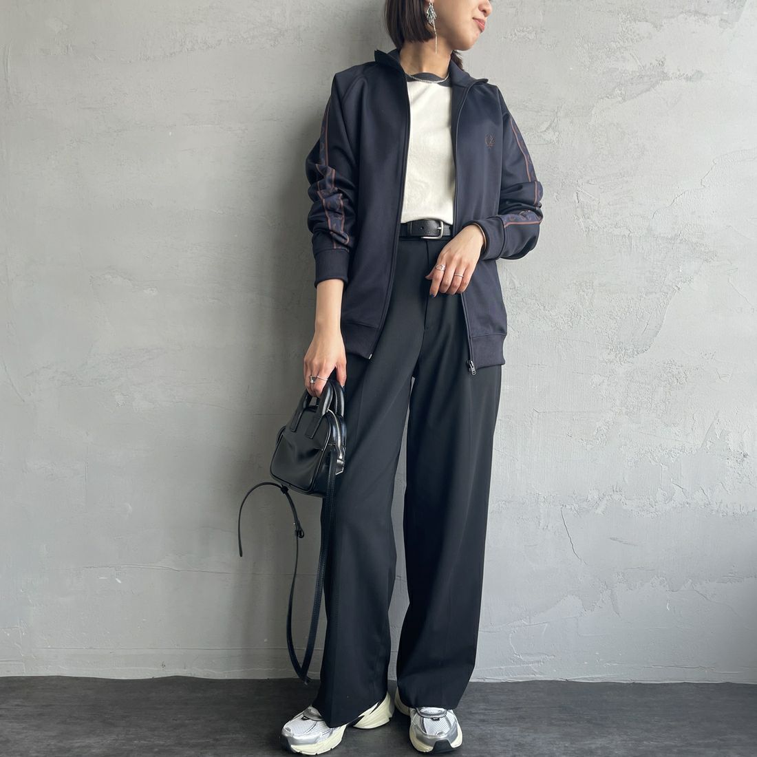 FRED PERRY [フレッドペリー] コントラストテープ トラックジャケット [J5557] W71 NAVY/C &&モデル身長：159cm 着用サイズ：S&&