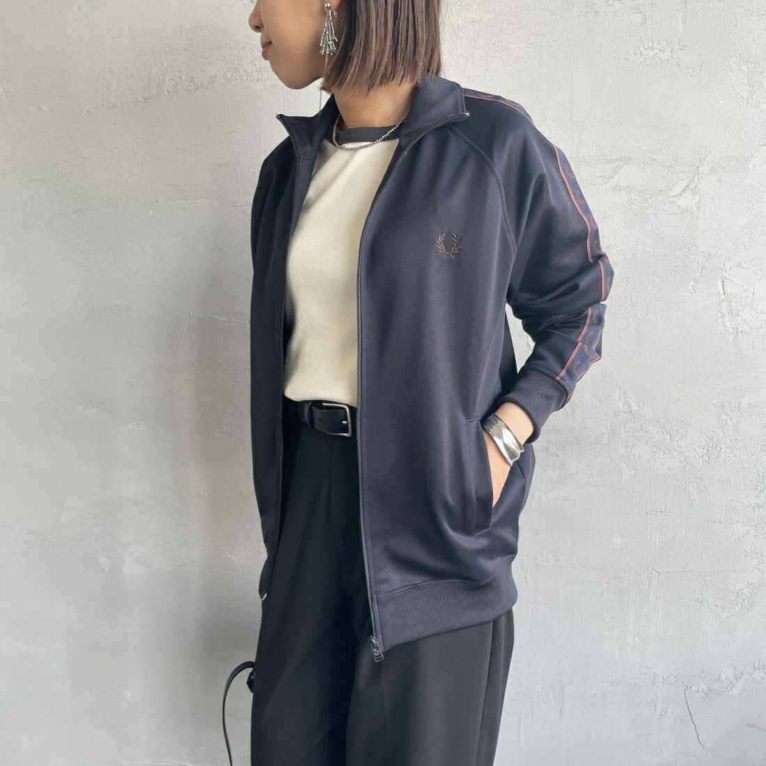 FRED PERRY [フレッドペリー] コントラストテープ トラックジャケット [J5557] W71 NAVY/C &&モデル身長：159cm 着用サイズ：S&&