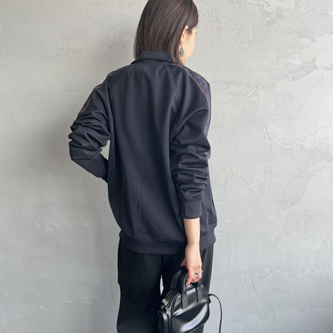 FRED PERRY [フレッドペリー] コントラストテープ トラックジャケット [J5557] W71 NAVY/C &&モデル身長：159cm 着用サイズ：S&&