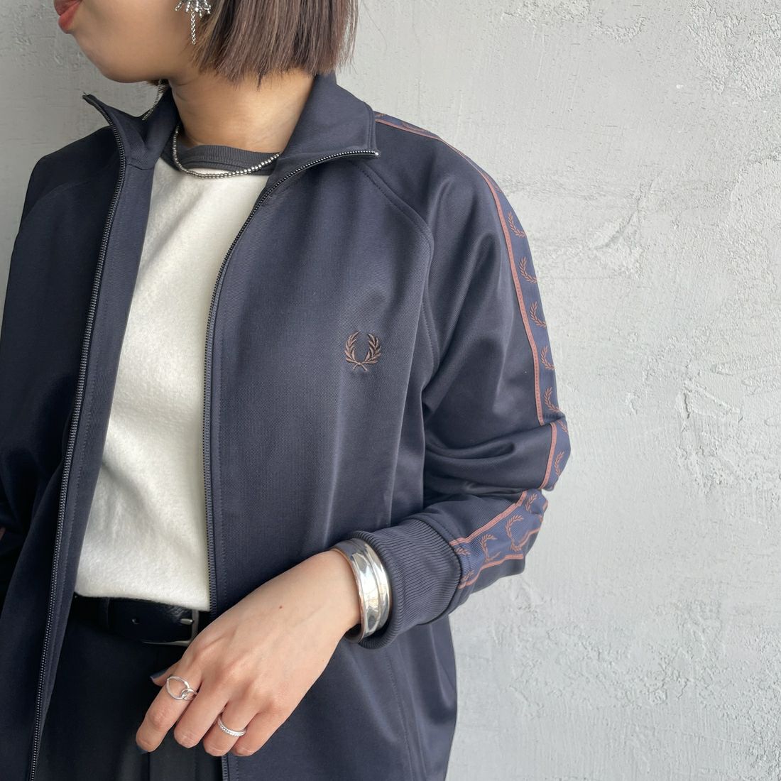 FRED PERRY [フレッドペリー] コントラストテープ トラックジャケット [J5557] W71 NAVY/C &&モデル身長：159cm 着用サイズ：S&&