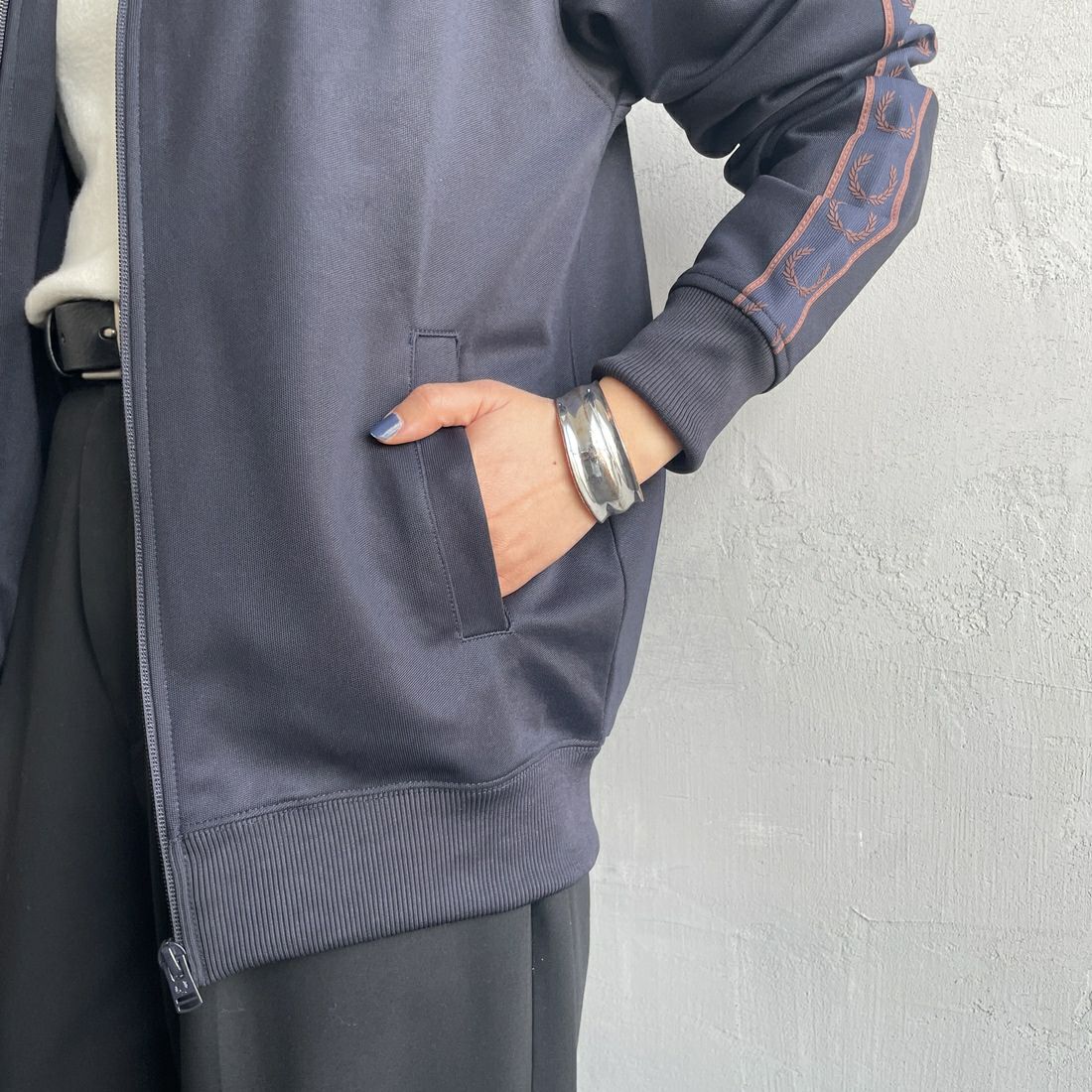 FRED PERRY [フレッドペリー] コントラストテープ トラックジャケット [J5557] W71 NAVY/C &&モデル身長：159cm 着用サイズ：S&&