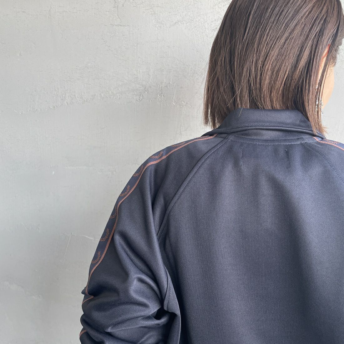 FRED PERRY [フレッドペリー] コントラストテープ トラックジャケット [J5557] W71 NAVY/C &&モデル身長：159cm 着用サイズ：S&&