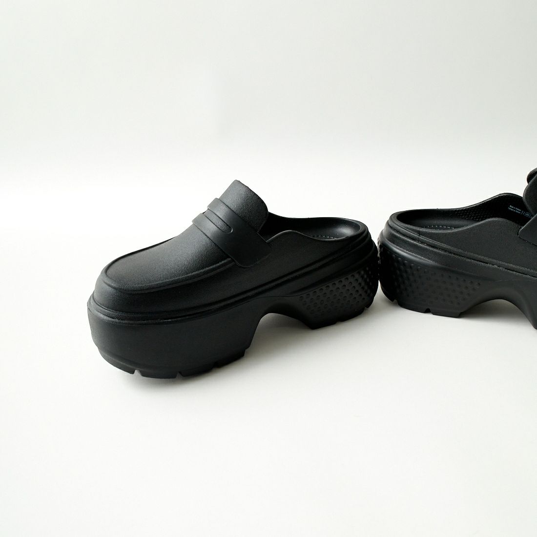 Crocs [クロックス] ストンプ ローファー [209937] BLACK
