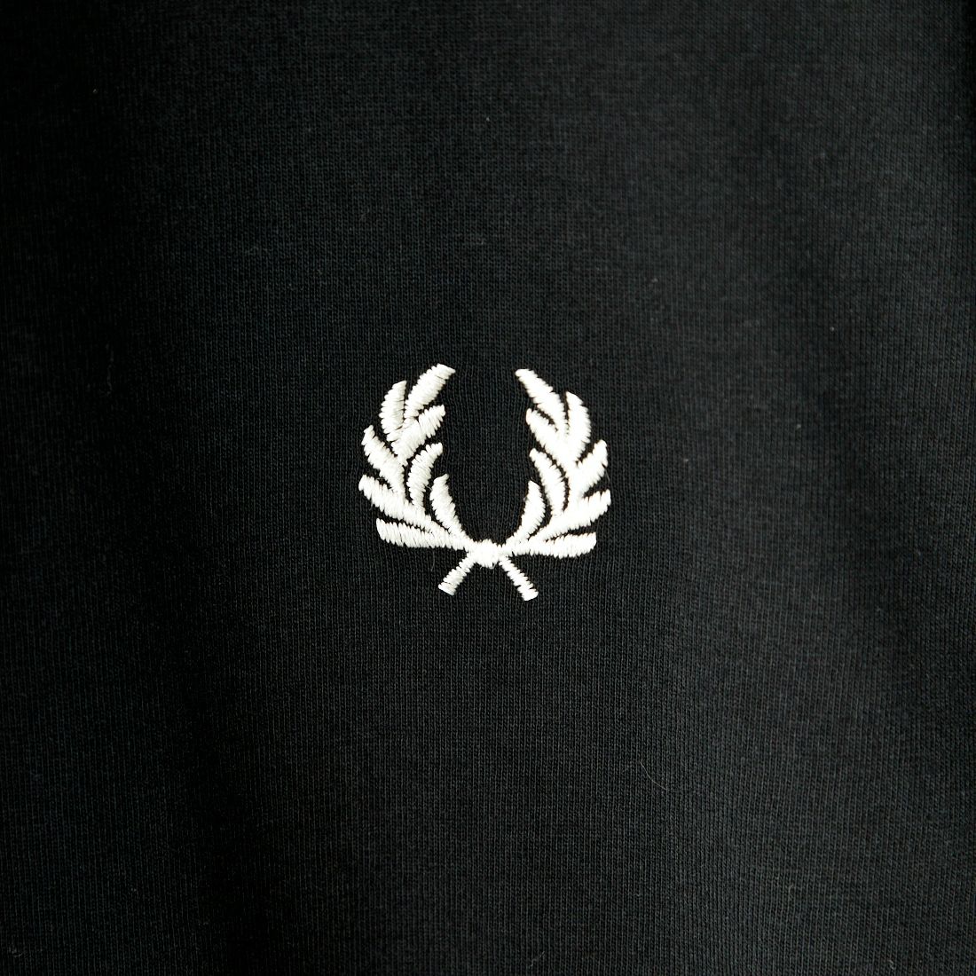 FRED PERRY [フレッドペリー] ワンポイントロゴ刺繍 ロングスリーブリンガーTシャツ [M8700] 102 BLACK