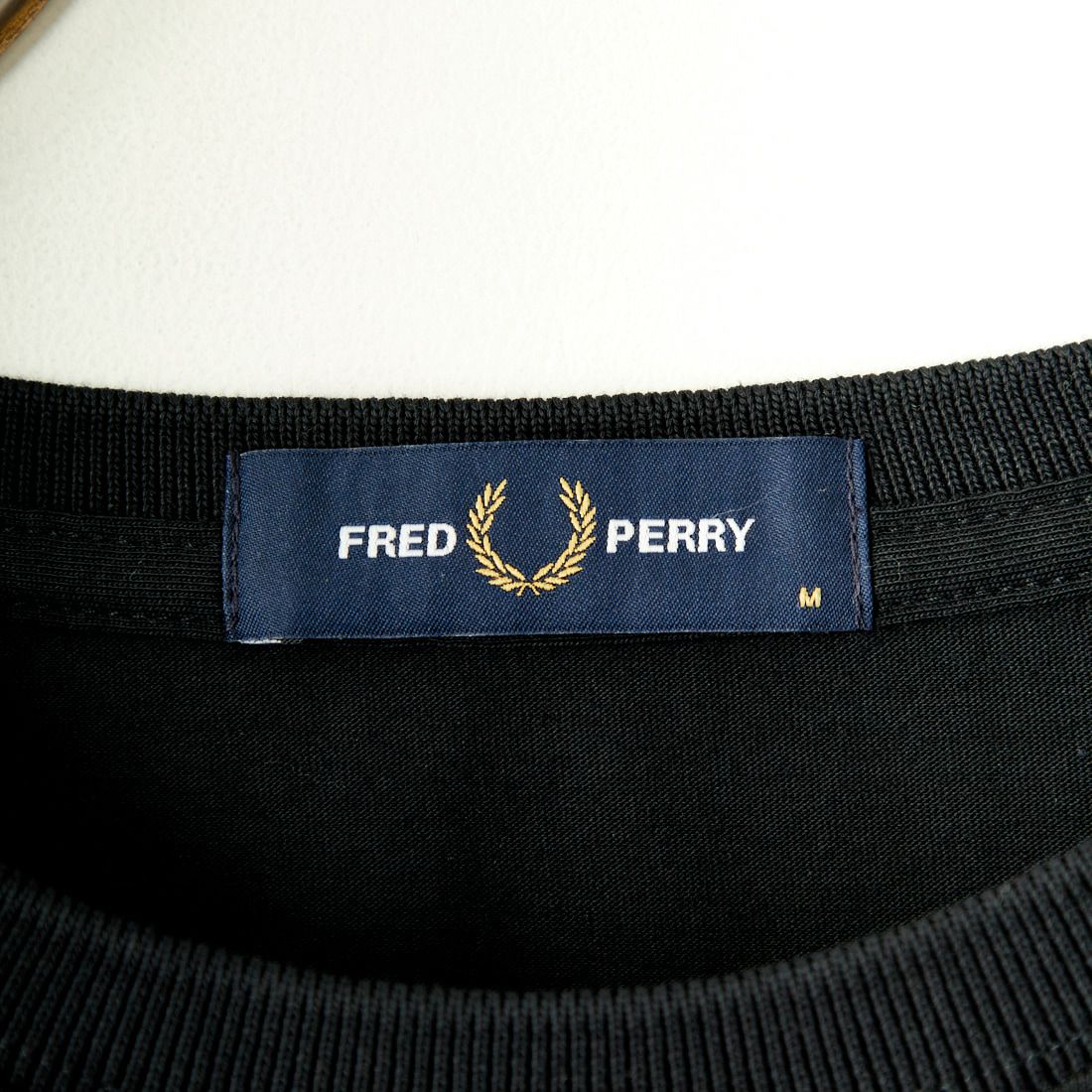 FRED PERRY [フレッドペリー] ワンポイントロゴ刺繍 ロングスリーブリンガーTシャツ [M8700] 102 BLACK