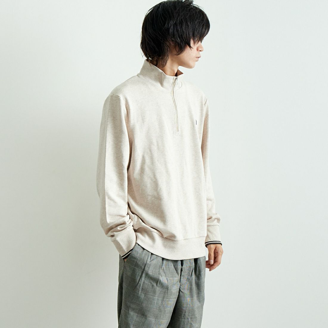 FRED PERRY [フレッドペリー] ワンポイントロゴ刺繍 ハーフジップスウェット [M3574] W50 PORRID &&モデル身長：182cm 着用サイズ：L&&