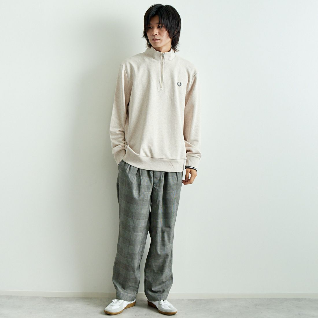 FRED PERRY [フレッドペリー] ワンポイントロゴ刺繍 ハーフジップスウェット [M3574] W50 PORRID &&モデル身長：182cm 着用サイズ：L&&
