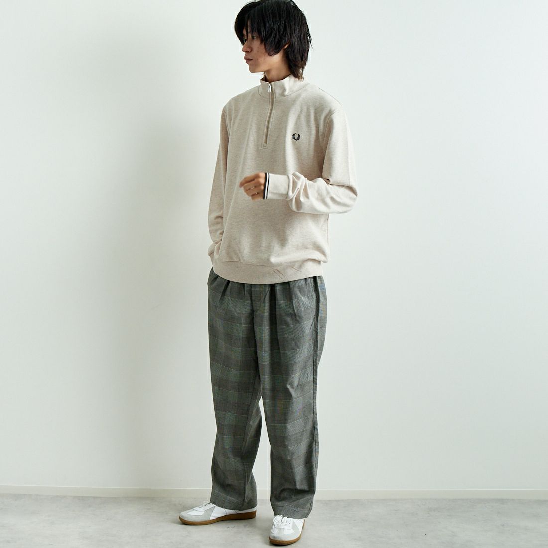 FRED PERRY [フレッドペリー] ワンポイントロゴ刺繍 ハーフジップスウェット [M3574] W50 PORRID &&モデル身長：182cm 着用サイズ：L&&