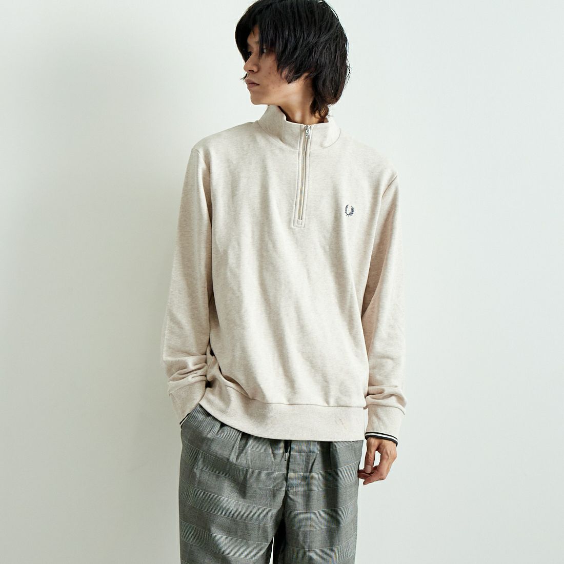 FRED PERRY [フレッドペリー] ワンポイントロゴ刺繍 ハーフジップスウェット [M3574] W50 PORRID &&モデル身長：182cm 着用サイズ：L&&