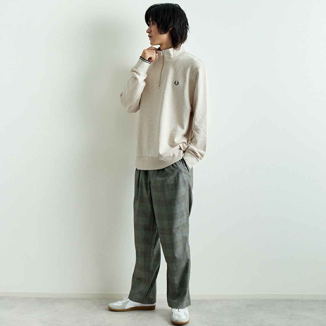 FRED PERRY [フレッドペリー] ワンポイントロゴ刺繍 ハーフジップスウェット [M3574] W50 PORRID &&モデル身長：182cm 着用サイズ：L&&