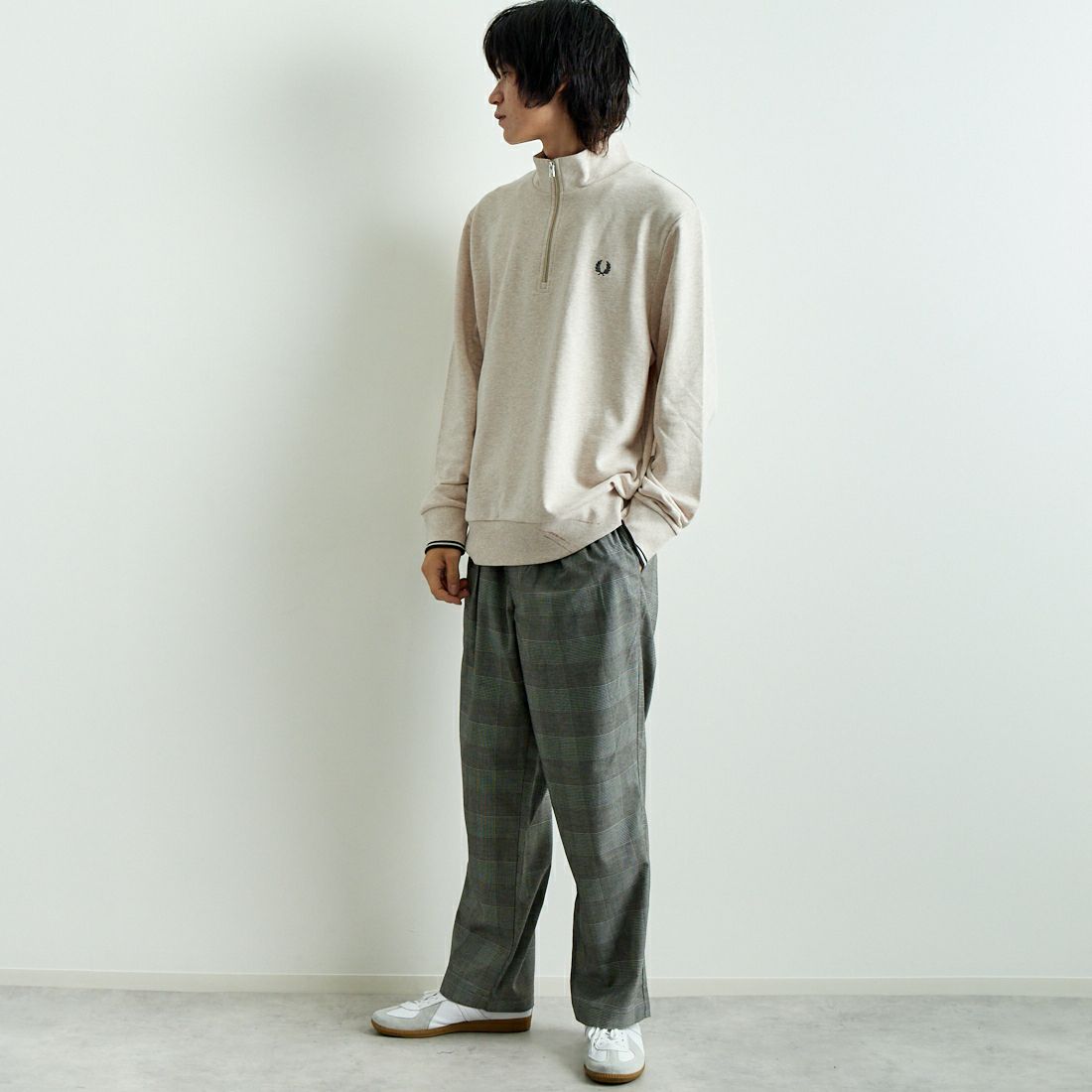 FRED PERRY [フレッドペリー] ワンポイントロゴ刺繍 ハーフジップスウェット [M3574] W50 PORRID &&モデル身長：182cm 着用サイズ：L&&