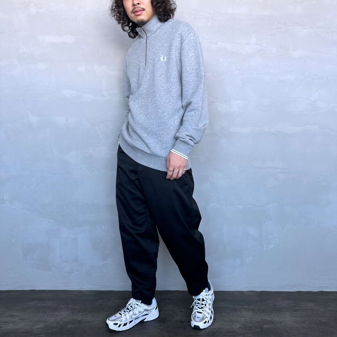 FRED PERRY [フレッドペリー] ワンポイントロゴ刺繍 ハーフジップスウェット [M3574] 420 STEEL &&モデル身長：173cm 着用サイズ：M&&