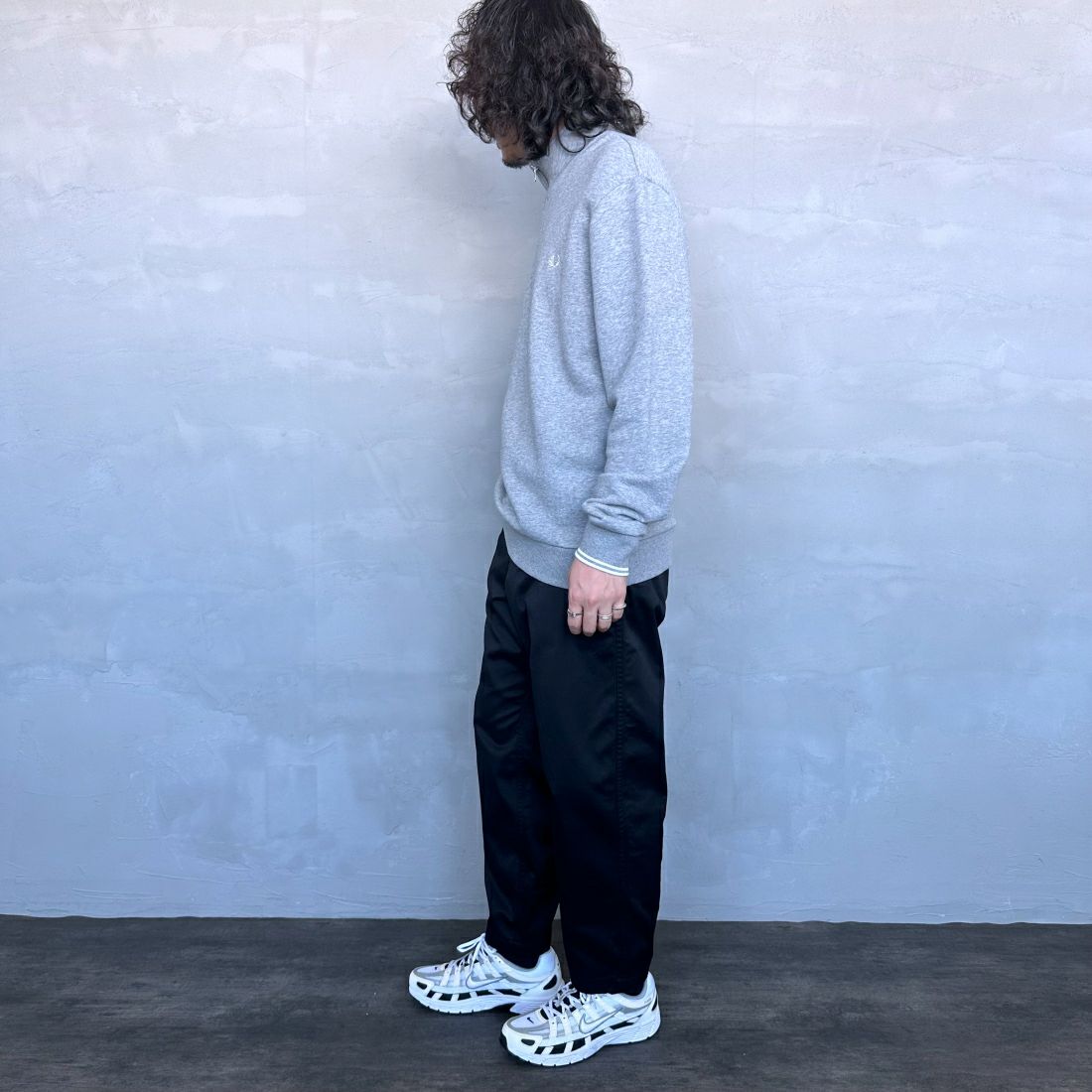 FRED PERRY [フレッドペリー] ワンポイントロゴ刺繍 ハーフジップスウェット [M3574] 420 STEEL &&モデル身長：173cm 着用サイズ：M&&