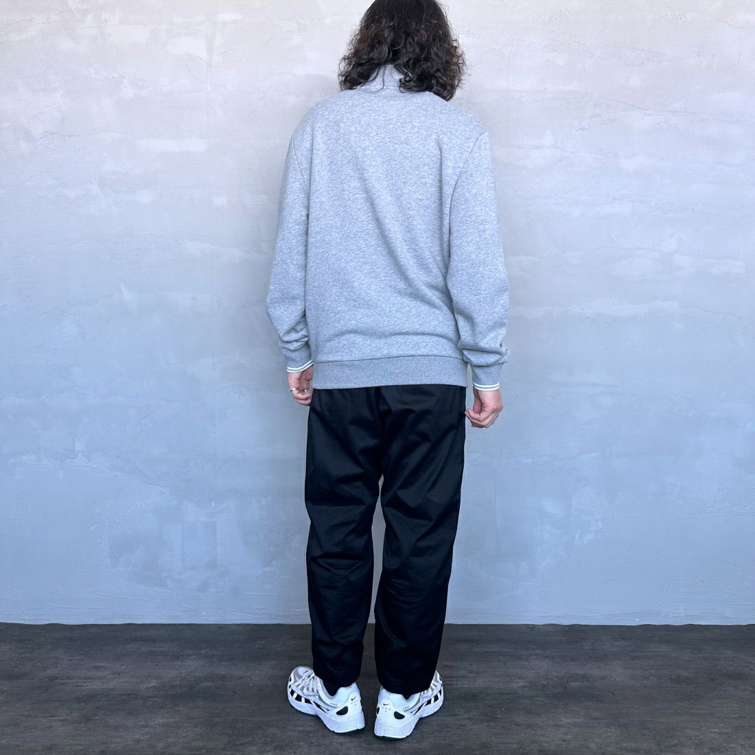 FRED PERRY [フレッドペリー] ワンポイントロゴ刺繍 ハーフジップスウェット [M3574] 420 STEEL &&モデル身長：173cm 着用サイズ：M&&