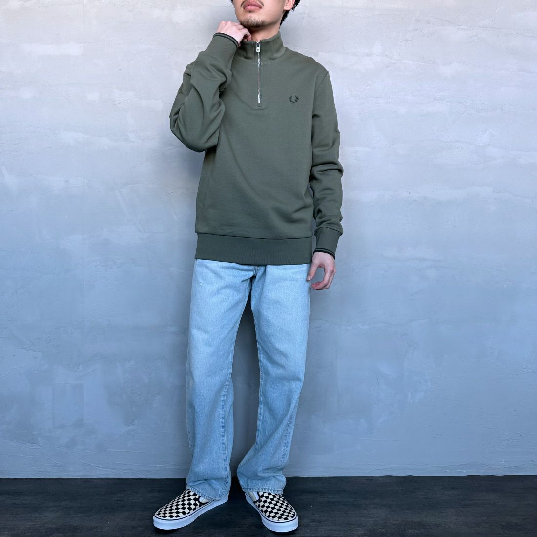 FRED PERRY [フレッドペリー] ワンポイントロゴ刺繍 ハーフジップスウェット [M3574] W49 LAUREL &&モデル身長：168cm 着用サイズ：M&&