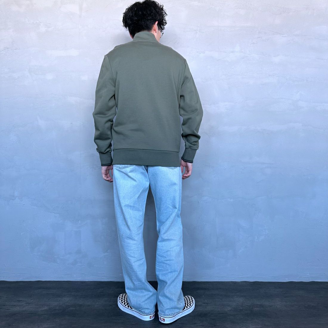 FRED PERRY [フレッドペリー] ワンポイントロゴ刺繍 ハーフジップスウェット [M3574] W49 LAUREL &&モデル身長：168cm 着用サイズ：M&&