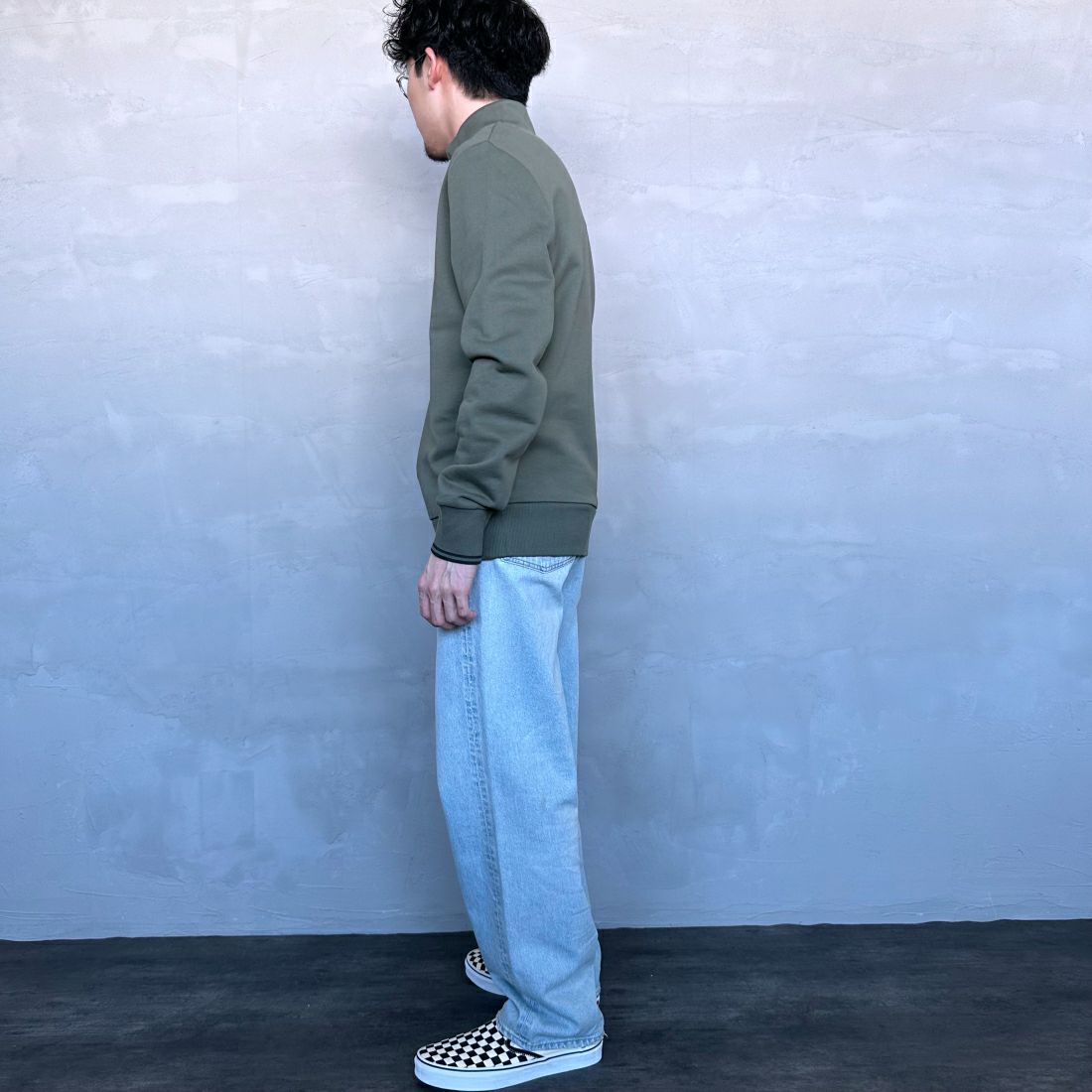FRED PERRY [フレッドペリー] ワンポイントロゴ刺繍 ハーフジップスウェット [M3574] W49 LAUREL &&モデル身長：168cm 着用サイズ：M&&