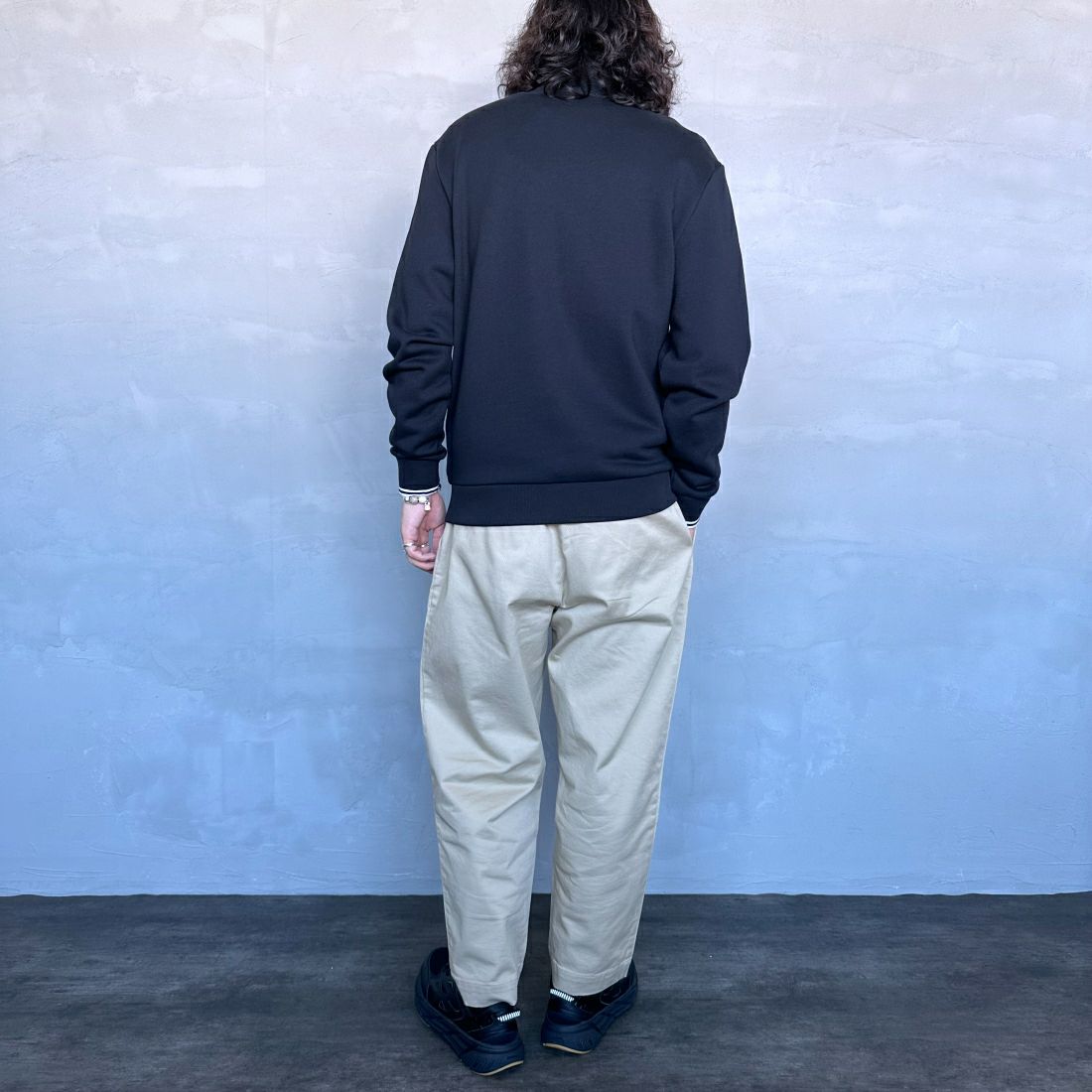 FRED PERRY [フレッドペリー] ワンポイントロゴ刺繍 ハーフジップスウェット [M3574] 102 BLACK &&モデル身長：173cm 着用サイズ：M&&