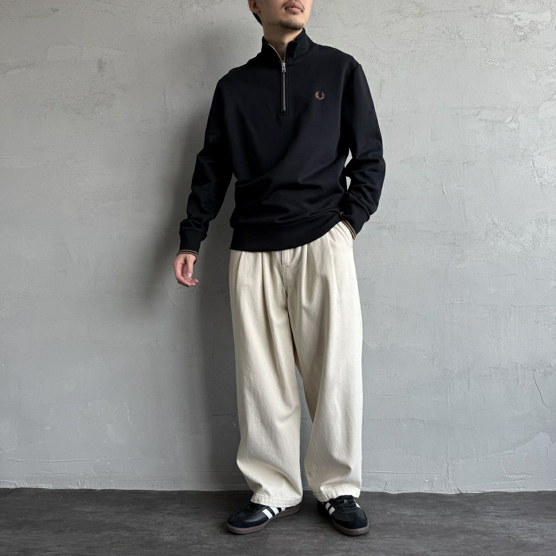 FRED PERRY [フレッドペリー] ワンポイントロゴ刺繍 ハーフジップスウェット [M3574] S77 BLK/SH &&モデル身長：168cm 着用サイズ：M&&