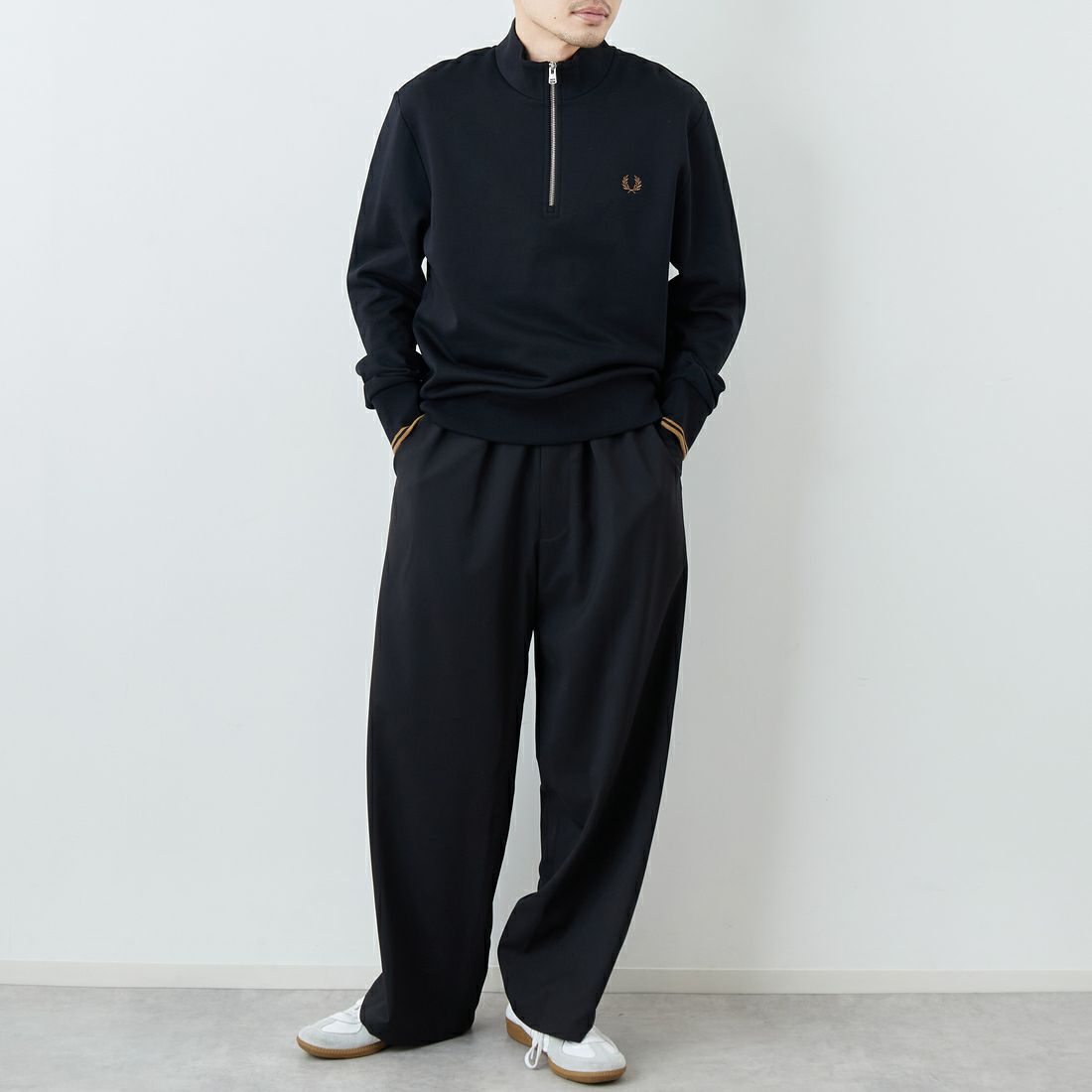 FRED PERRY [フレッドペリー] ワンポイントロゴ刺繍 ハーフジップスウェット [M3574] S77 BLK/SH &&モデル身長：168cm 着用サイズ：M&&