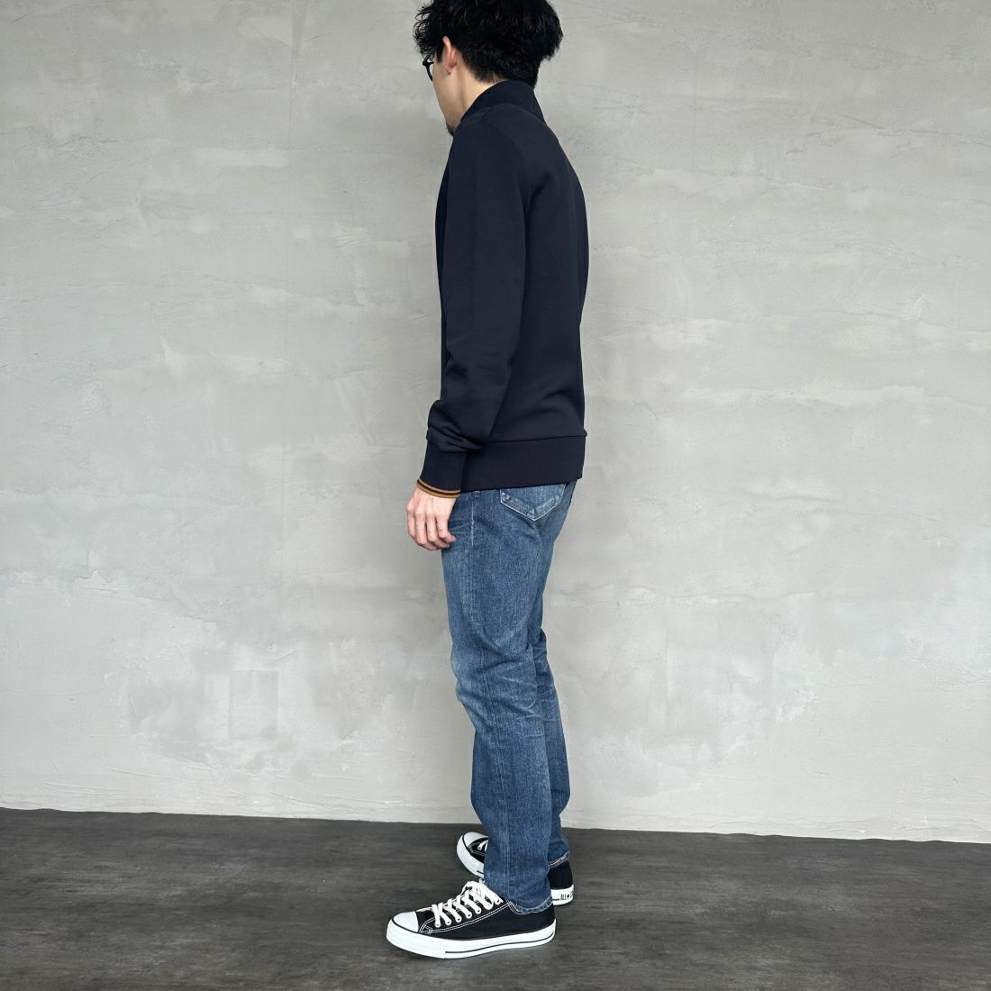 FRED PERRY [フレッドペリー] ワンポイントロゴ刺繍 ハーフジップスウェット [M3574] R63 NVY/D. &&モデル身長：168cm 着用サイズ：M&&