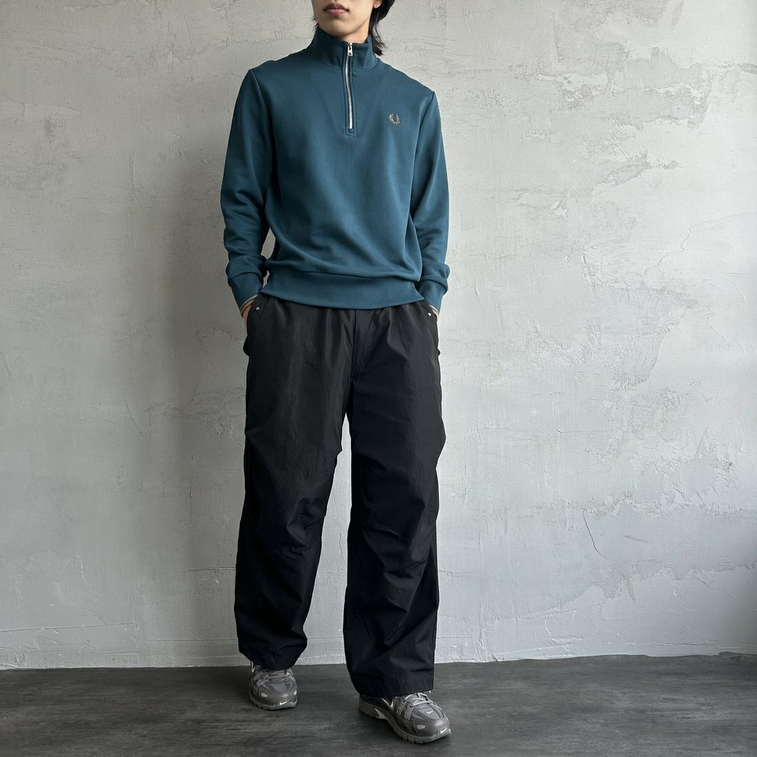 FRED PERRY [フレッドペリー] ワンポイントロゴ刺繍 ハーフジップスウェット [M3574] Z48 DARKPE &&モデル身長：179cm 着用サイズ：M&&