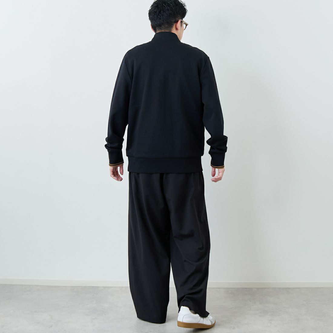 FRED PERRY [フレッドペリー] ワンポイントロゴ刺繍 ハーフジップスウェット [M3574] Z48 DARKPE &&モデル身長：179cm 着用サイズ：M&&