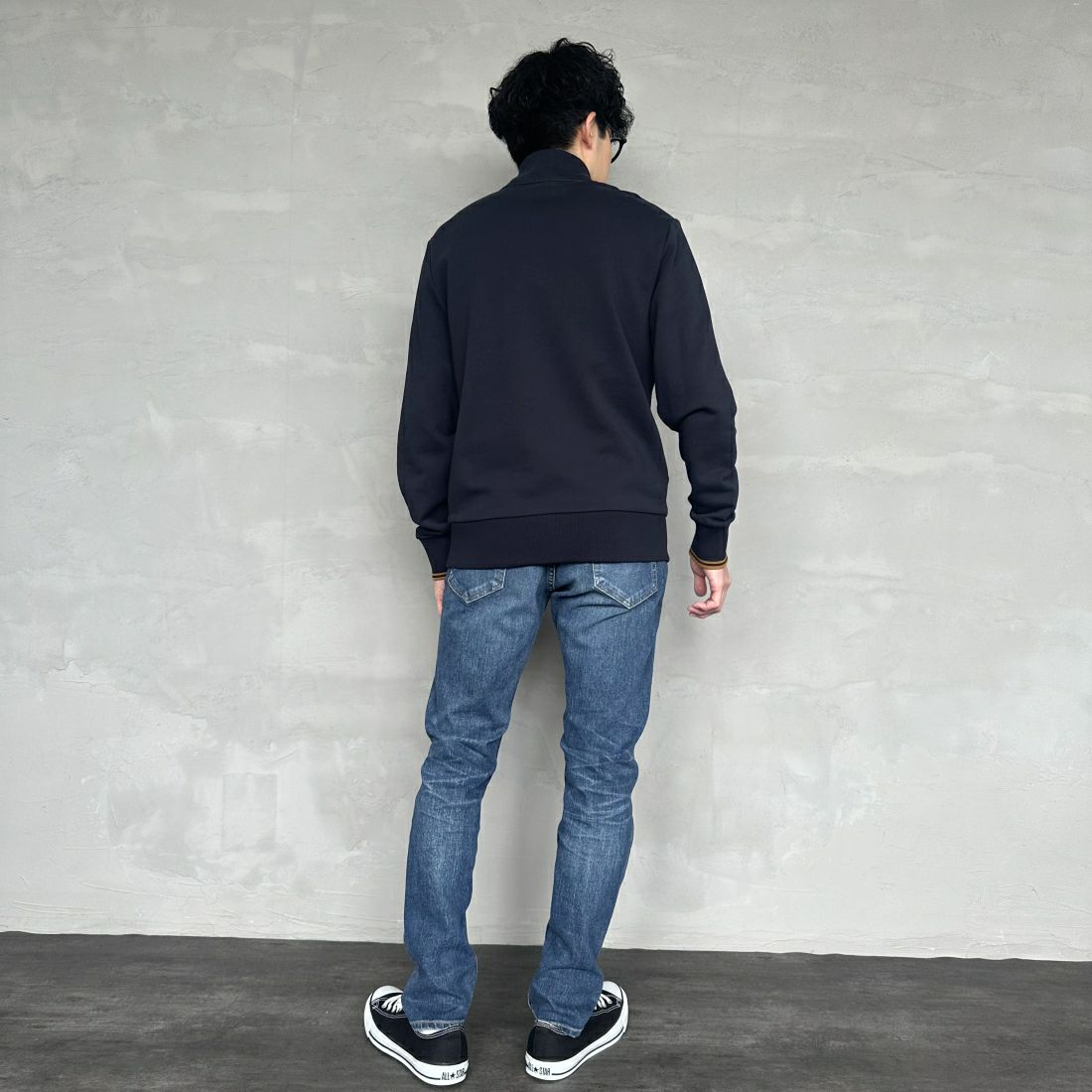 FRED PERRY [フレッドペリー] ワンポイントロゴ刺繍 ハーフジップスウェット [M3574] R63 NVY/D. &&モデル身長：168cm 着用サイズ：M&&