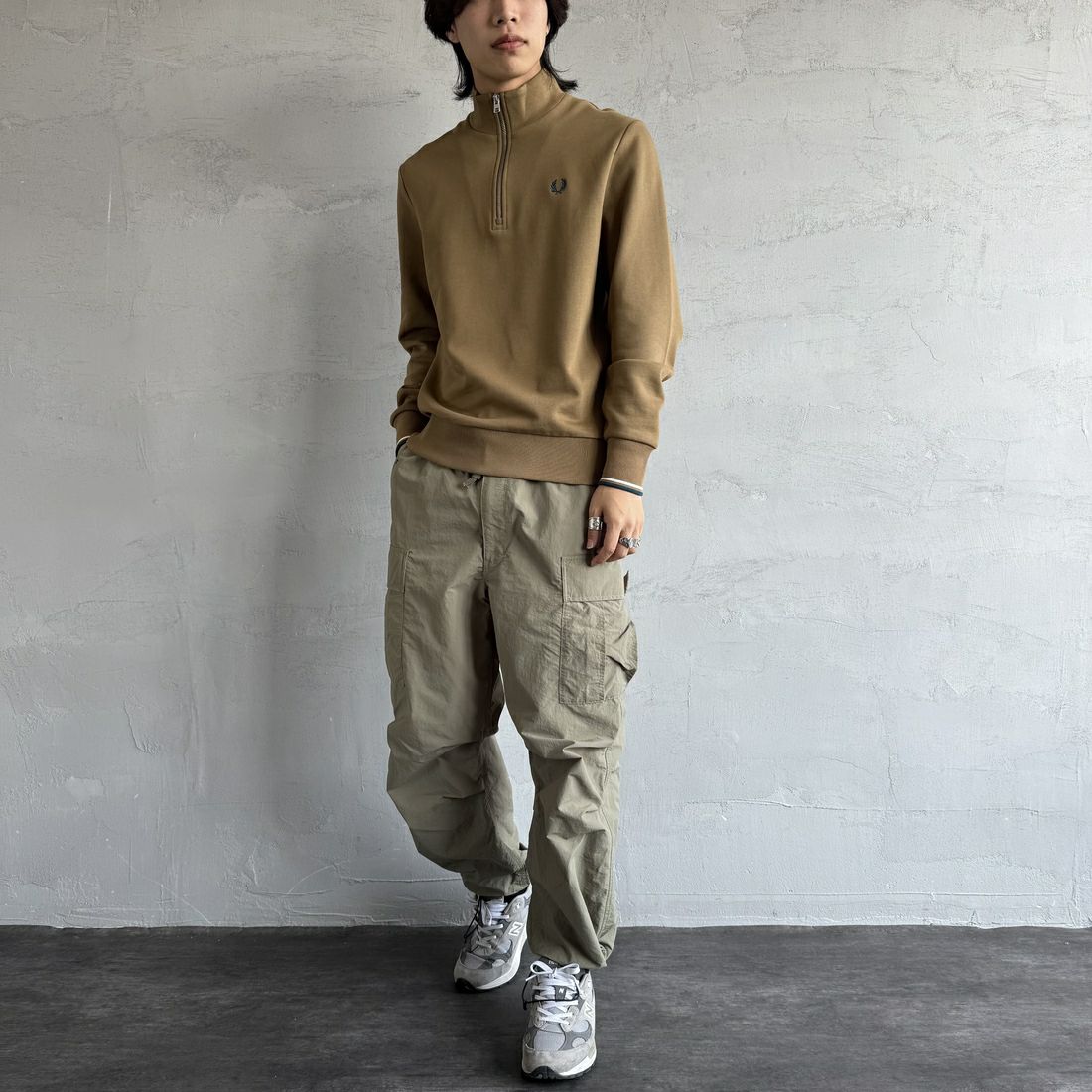 FRED PERRY [フレッドペリー] ワンポイントロゴ刺繍 ハーフジップスウェット [M3574] Z60 SHADED &&モデル身長：179cm 着用サイズ：M&&