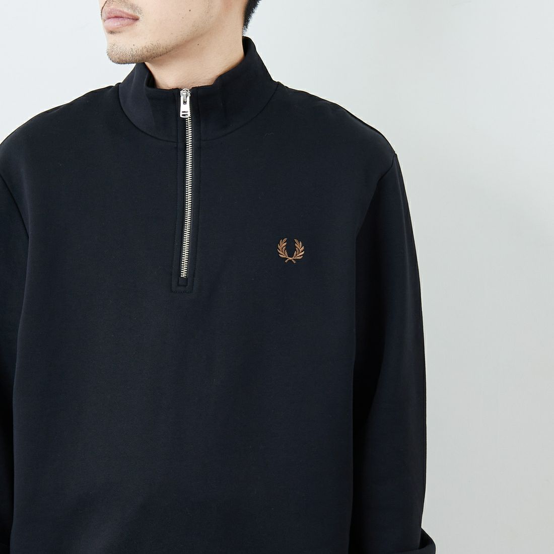 FRED PERRY [フレッドペリー] ワンポイントロゴ刺繍 ハーフジップスウェット [M3574] Z60 SHADED &&モデル身長：179cm 着用サイズ：M&&