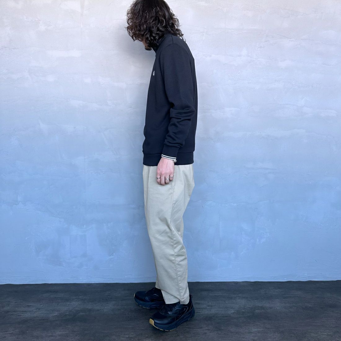FRED PERRY [フレッドペリー] ワンポイントロゴ刺繍 ハーフジップスウェット [M3574] 102 BLACK &&モデル身長：173cm 着用サイズ：M&&