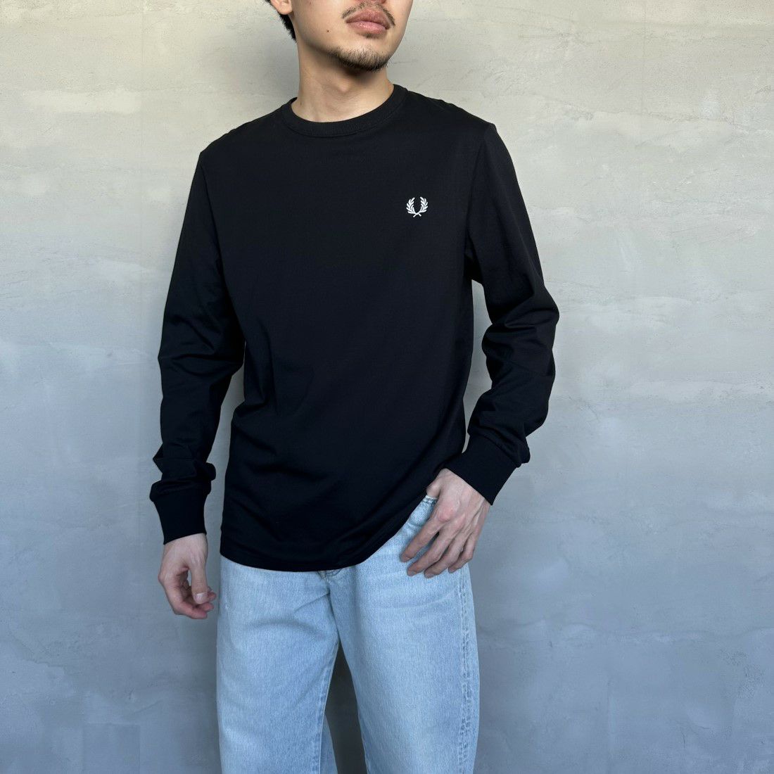 FRED PERRY [フレッドペリー] ワンポイントロゴ刺繍 ロングスリーブリンガーTシャツ [M8700] 102 BLACK &&モデル身長：168cm 着用サイズ：M&&