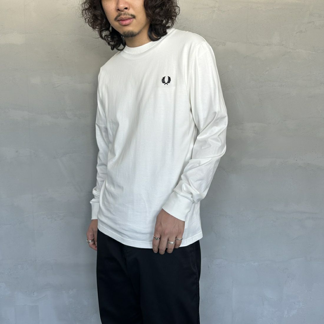 FRED PERRY [フレッドペリー] ワンポイントロゴ刺繍 ロングスリーブリンガーTシャツ [M8700] 129 SNOW W &&モデル身長：173cm 着用サイズ：M&&