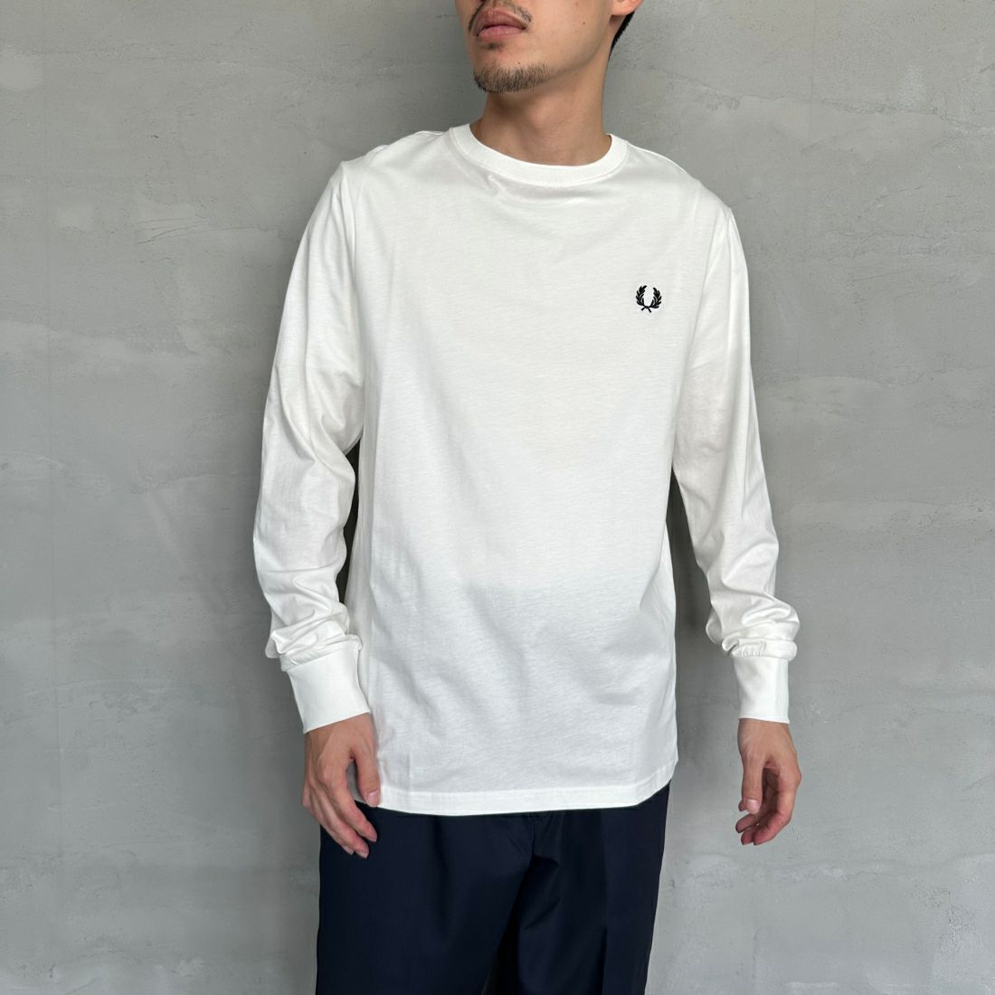FRED PERRY [フレッドペリー] ワンポイントロゴ刺繍 ロングスリーブリンガーTシャツ [M8700] 129 SNOW W &&モデル身長：168cm 着用サイズ：M&&