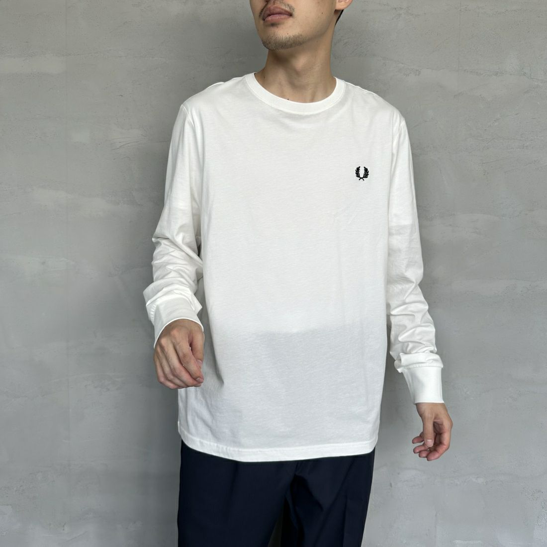 FRED PERRY [フレッドペリー] ワンポイントロゴ刺繍 ロングスリーブリンガーTシャツ [M8700] 129 SNOW W &&モデル身長：168cm 着用サイズ：L&&