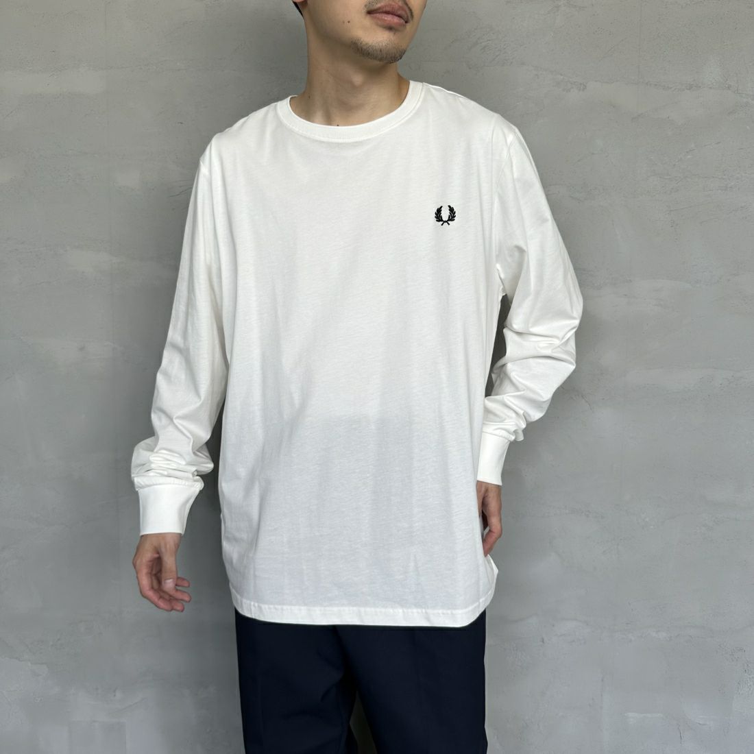 FRED PERRY [フレッドペリー] ワンポイントロゴ刺繍 ロングスリーブリンガーTシャツ [M8700] 129 SNOW W &&モデル身長：168cm 着用サイズ：XL&&