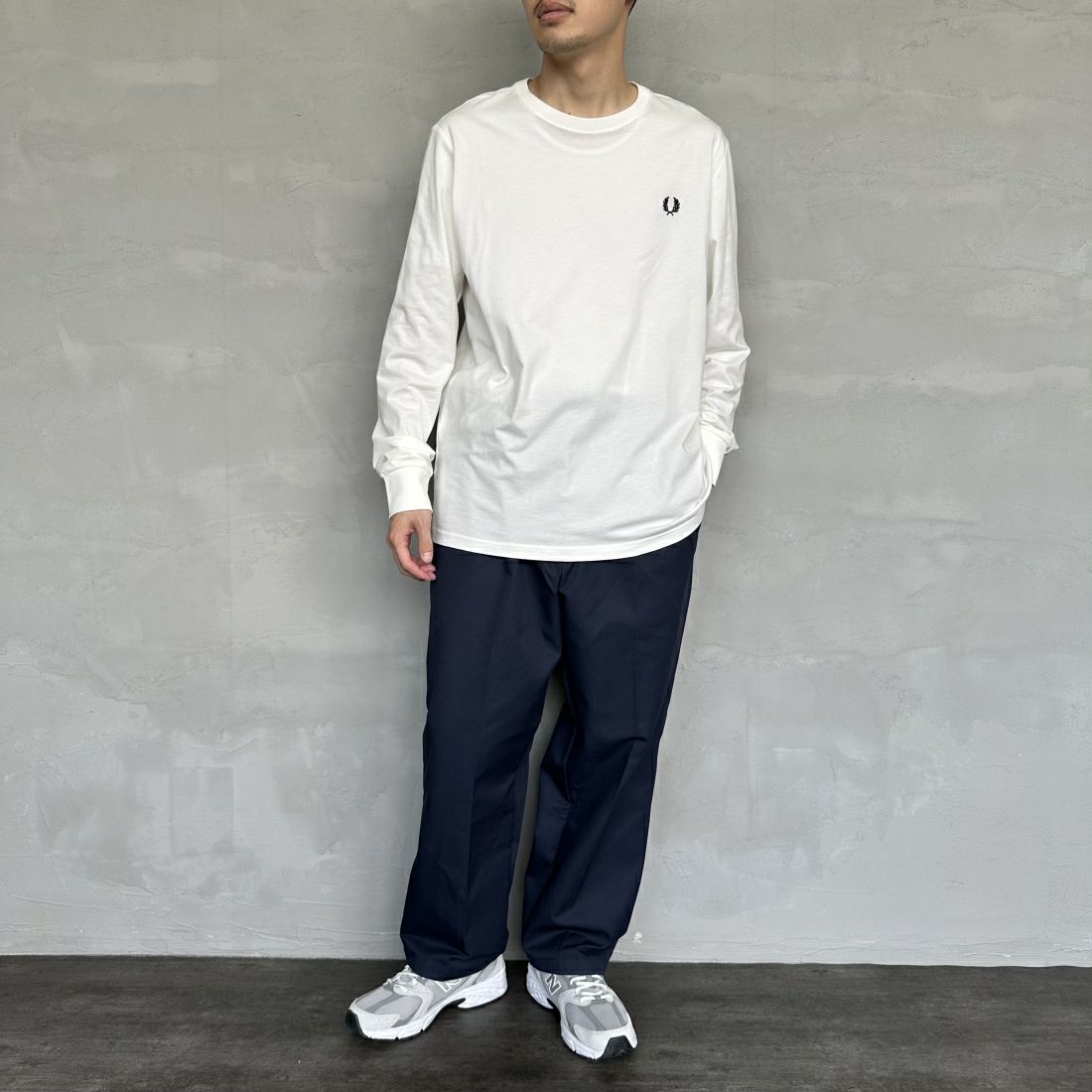 FRED PERRY [フレッドペリー] ワンポイントロゴ刺繍 ロングスリーブリンガーTシャツ [M8700] 129 SNOW W &&モデル身長：168cm 着用サイズ：L&&